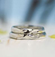 合わせるとイニシャルとハート形が完成する結婚指輪