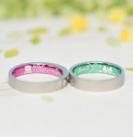 蛙と猫、大切をピンクとグリーンにコートした結婚指輪