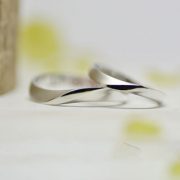立体的なひねりを加えてマットと光沢仕上げのコンビネーションのシンプルな結婚指輪