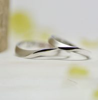 立体的なひねりを加えてマットと光沢仕上げのコンビネーションのシンプルな結婚指輪