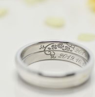 薔薇と記念日を彫刻した結婚指輪