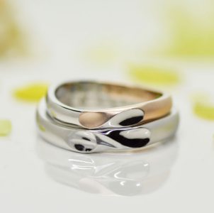 ピンクゴールドとプラチナのコンビのイニシャルハート結婚指輪