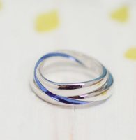 指輪の内から外へ互いの指輪にブルーラインが繋がる結婚指輪