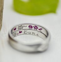 オリジナルキャラクターとコスモスを手描きしたカラー刻印の結婚指輪