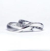 Ｓ字ラインの中央に立体的なひねり部分にダイヤをあしらったシンプルな結婚指輪