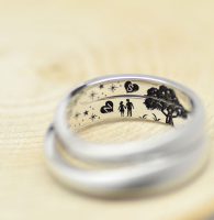 プロポーズのその風景をカラー彫刻した結婚指輪