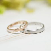 ピンクゴールドとプラチナの金種の違う素材にマット加工を施したシンプルな結婚指輪
