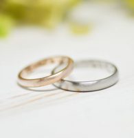 ピンクゴールドとプラチナの金種の違う素材にマット加工を施したシンプルな結婚指輪