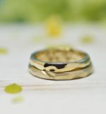 槌目の合間に合わせるとハートが浮かぶシンプルな結婚指輪