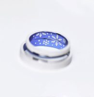 青い空に舞う純白雪の結晶を美しくカラーコーテイングした結婚指輪