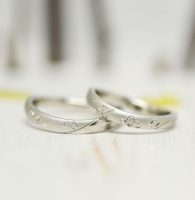 桜をタガネ彫した結婚指輪