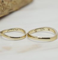 マンタと亀とイルカを描いて刻印した結婚指輪