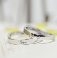 出会いの乗馬を彫刻した結婚指輪