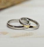 湖水の波紋に月が映る様子を表現したシンプルな結婚指輪