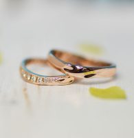 ピンクゴールドにダイヤ煌めくイニシャルデザインの結婚指輪