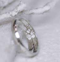 思い出の雪だるまをホワイトカラーに彫刻した結婚指輪
