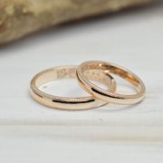 両サイドに繊細なミル加工を施したシンプルな結婚指輪