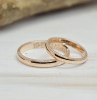 両サイドに繊細なミル加工を施したシンプルな結婚指輪