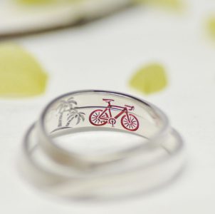 大好きなロードバイクとその風景をカラー彫刻した結婚指輪