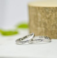 イニシャルを蔦風デザインでタガネ彫した結婚指輪