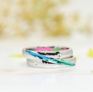 ブルーとグリーン繋がるストライプが絆を表す結婚指輪