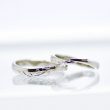 互いのイニシャルをタガネ彫したシンプルな結婚指輪