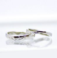 互いのイニシャルをタガネ彫したシンプルな結婚指輪