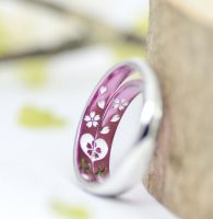桜舞う結婚指輪をピンクカラーに染めた結婚指輪