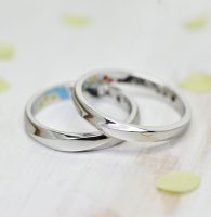 斜めラインを立体的に造形したシンプルな結婚指輪