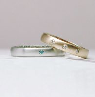 ヘアライン仕上げにドットのダイヤモンドが輝く結婚指輪