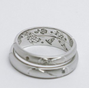 薔薇と音楽とふたりの趣味をオーダー刻印した結婚指輪