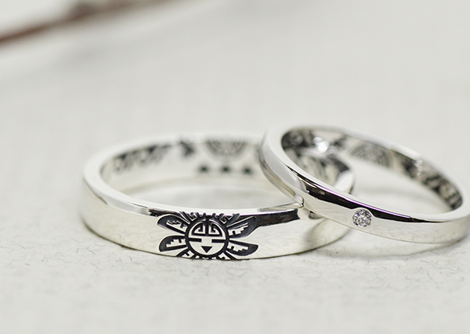 インディアンモチーフのサンフェイスを彫刻した結婚指輪