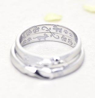 フォルムポッシュ ペットのデザインの結婚指輪 作品集_猫とプードルと薔薇＿ｗ1372