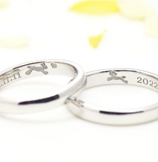 お家でオーダーメイドの結婚指輪作品＿02_愛犬（フレアカットのトイプードル）の刻印