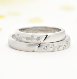 フォルムポッシュオーダーメイド結婚指輪作品＿08猫と繋がるラインとアイスブルーダイヤの結婚指輪