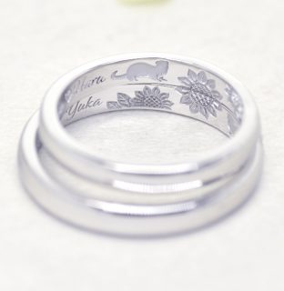 フォルムポッシュ ペットのデザインの結婚指輪 作品集02_フェレットと向日葵＿w1369