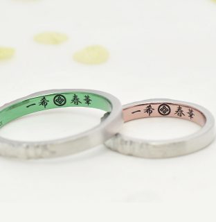 フォルムポッシュオーダーメイド結婚指輪作品＿03_家紋と二人の名前