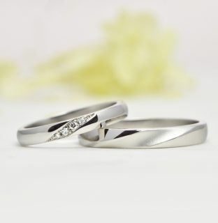 フォルムポッシュオーダーメイド結婚指輪作品＿03_ダイヤ付き斜めラインの結婚指輪