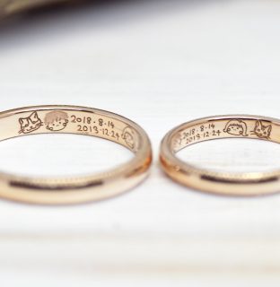 フォルムポッシュ ペットのデザインの結婚指輪 作品集_二人と愛猫の似顔絵_w1283