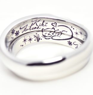 お家でオーダーメイドの結婚指輪作品＿_手描きのロゴを彫刻した結婚指輪