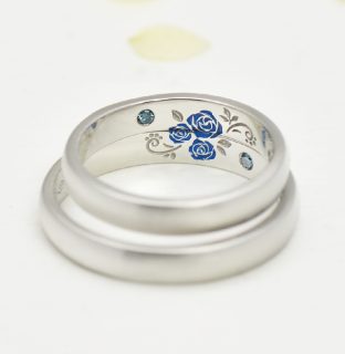 フォルムポッシュオーダーメイド結婚指輪作品＿03_青い薔薇の花とブルーダイヤ