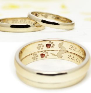 お家でオーダーメイドの結婚指輪作品＿02_愛犬（ダックスフント）の刻印肉球にガーネットを埋め込んだ結婚指輪