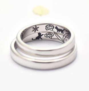 フォルムポッシュオーダーメイド結婚指輪作品＿07_黒猫とカーネーション（手描きのイラスト）結婚指輪