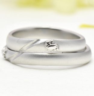 フォルムポッシュ ペットのデザインの結婚指輪 作品集02_カエル_w1512