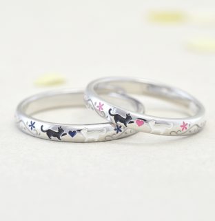フォルムポッシュオーダーメイド結婚指輪作品＿11 白猫と黒猫とお花の結婚指輪