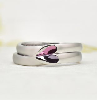 フォルムポッシュオーダーメイド結婚指輪作品＿01_ピンクとラベンダー色のワンハート